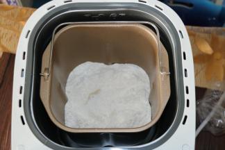 所有原料除黄油外，依照先液体后固体的顺序放入面包桶，食盐和糖对角放，酵母放在面粉上面。