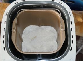 所有原料除黄油外，依照先液体后固体的顺序放入面包桶，食盐和糖对角放，酵母放在面粉上面。