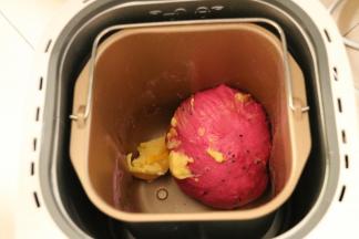 和面十五分钟后加入软化的黄油，继续和面。