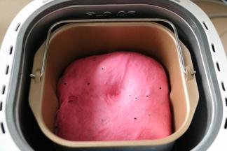 基础发酵二倍或者二倍半大，手指沾面粉戳孔，不回缩轻微反弹即可结束发酵.