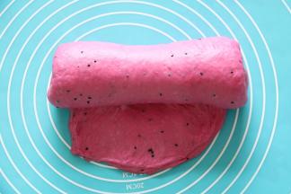 翻面压薄底边卷起。