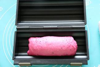 放入吐司盒，进行二次发酵。