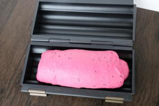 二次发酵八分满，盖上盖子。