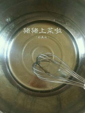 首先将玉米油倒进面盆