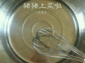 首先将玉米油倒进面盆