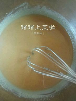 用手动打蛋器搅打均匀