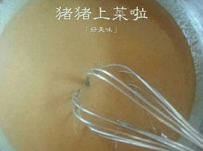 用手动打蛋器搅打均匀