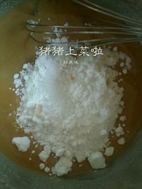 然后把糖粉和盐倒进去