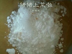 然后把糖粉和盐倒进去