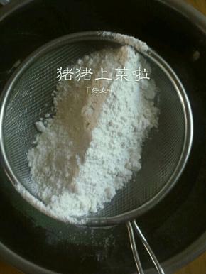 筛入混合好的低筋面粉和泡打粉