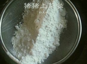 筛入混合好的低筋面粉和泡打粉