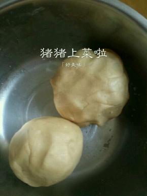 用手将面粉揉成面团，要揉光滑哦，揉好了盖上保鲜膜放冰箱里醒一个小时