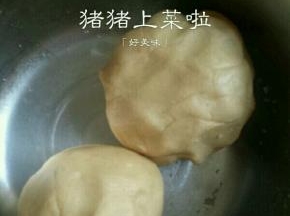 用手将面粉揉成面团，要揉光滑哦，揉好了盖上保鲜膜放冰箱里醒一个小时