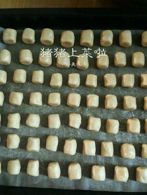 醒好了拿出来，用手搓成这样的小小的一个个长方体，小一点哦，中间要有一点间隔，看着有点像怡口莲，我这些有30L的烤盘，三盘，挺多的，搓的时候开始预热烤箱，170度，好了以后放进烤箱中层，170度上下火烤18到20分钟的样子