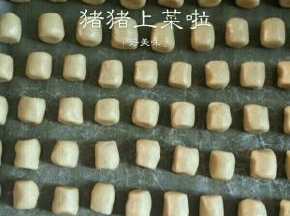醒好了拿出来，用手搓成这样的小小的一个个长方体，小一点哦，中间要有一点间隔，看着有点像怡口莲，我这些有30L的烤盘，三盘，挺多的，搓的时候开始预热烤箱，170度，好了以后放进烤箱中层，170度上下火烤18到20分钟的样子