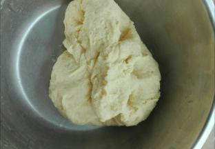 牛奶，酵母，糖搅拌均匀，加面粉，玉米面揉成面团，最好将整个面团摔打几下