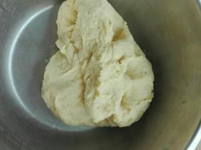 牛奶，酵母，糖搅拌均匀，加面粉，玉米面揉成面团，最好将整个面团摔打几下