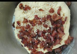 放入白芝麻，葡萄干略揉一下（葡萄干提前泡一下，厨师纸吸干水份）