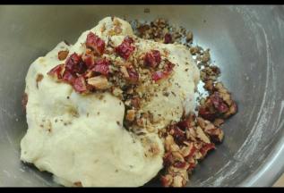 继续放核桃碎，红枣碎，揉进面团