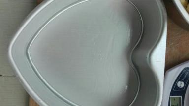 模具底部及周围刷层油