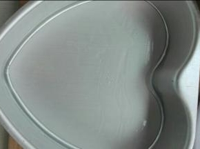 模具底部及周围刷层油