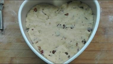 将揉好的面团放入模具