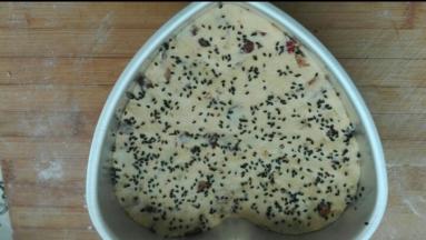 撒上黑芝麻，盖保鲜膜发酵