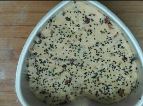 撒上黑芝麻，盖保鲜膜发酵