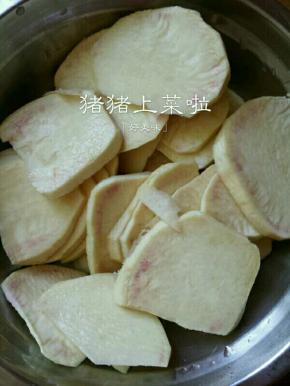 洗净削皮切片蒸熟，我直接放饭锅里蒸的，方便