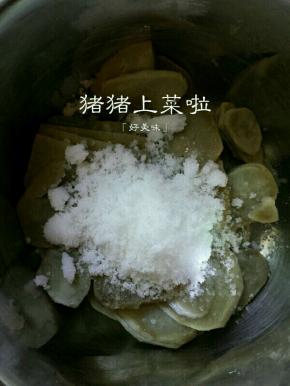 蒸熟后的地瓜刚好300克，大家就按这个分量来吧，趁热将65克绵白糖放进地瓜里