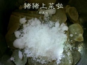 蒸熟后的地瓜刚好300克，大家就按这个分量来吧，趁热将65克绵白糖放进地瓜里