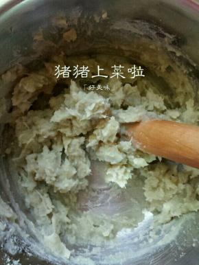 用擀面杖将地瓜捣烂成地瓜泥