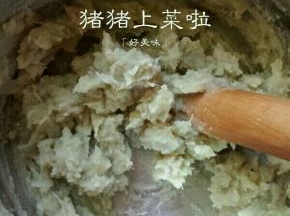 用擀面杖将地瓜捣烂成地瓜泥