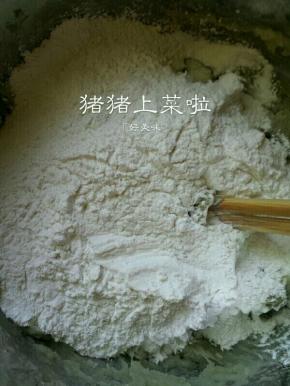 倒入糯米粉200克