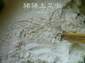 倒入糯米粉200克