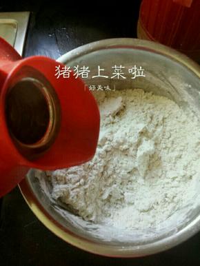 接着倒入开水100克