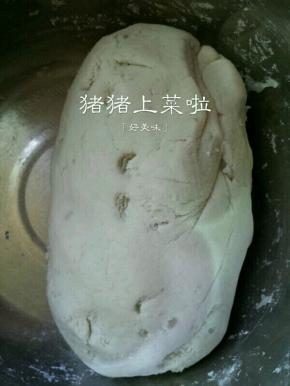 用筷子搅拌成无干面粉颗粒了再用手将面团揉光滑