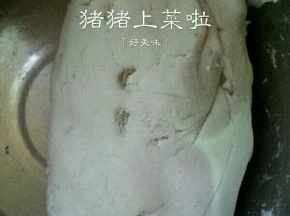 用筷子搅拌成无干面粉颗粒了再用手将面团揉光滑