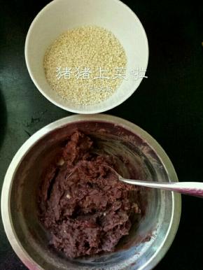 准备白芝麻和豆沙，豆沙就是我用蜜豆捣烂做成的，特别好吃