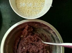 准备白芝麻和豆沙，豆沙就是我用蜜豆捣烂做成的，特别好吃