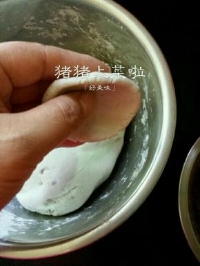 取一点面团，用手这样捏扁