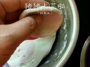 取一点面团，用手这样捏扁