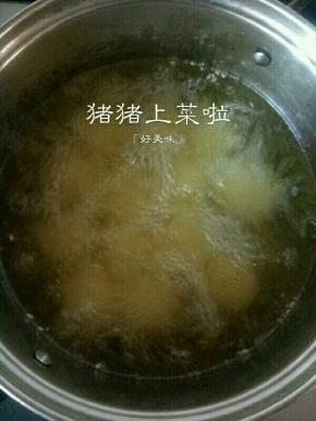 锅里倒油烧至8成热，将麻团儿放进去转小火炸