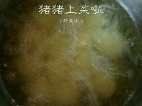 锅里倒油烧至8成热，将麻团儿放进去转小火炸