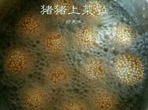 炸的时候用筷子动一下，炸到麻团儿金黄飘起来的时候就好了