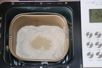 把所有原料除黄油外放入面包桶，启动和面程序。