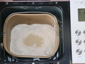 把所有原料除黄油外放入面包桶，启动和面程序。