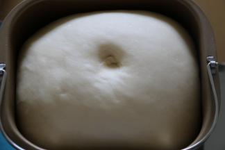 保鲜膜覆盖，进行基础发酵，保鲜膜覆盖，进行基础发酵。基础发酵两倍或者两倍大，家属发酵。