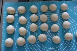 取出面团，挤压排气后保鲜膜覆盖滚圆松弛15分钟，然后平均分成25(每个大约29克)等份，把所有面团，滚圆。