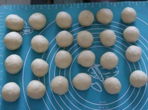 取出面团，挤压排气后保鲜膜覆盖滚圆松弛15分钟，然后平均分成25(每个大约29克)等份，把所有面团，滚圆。
